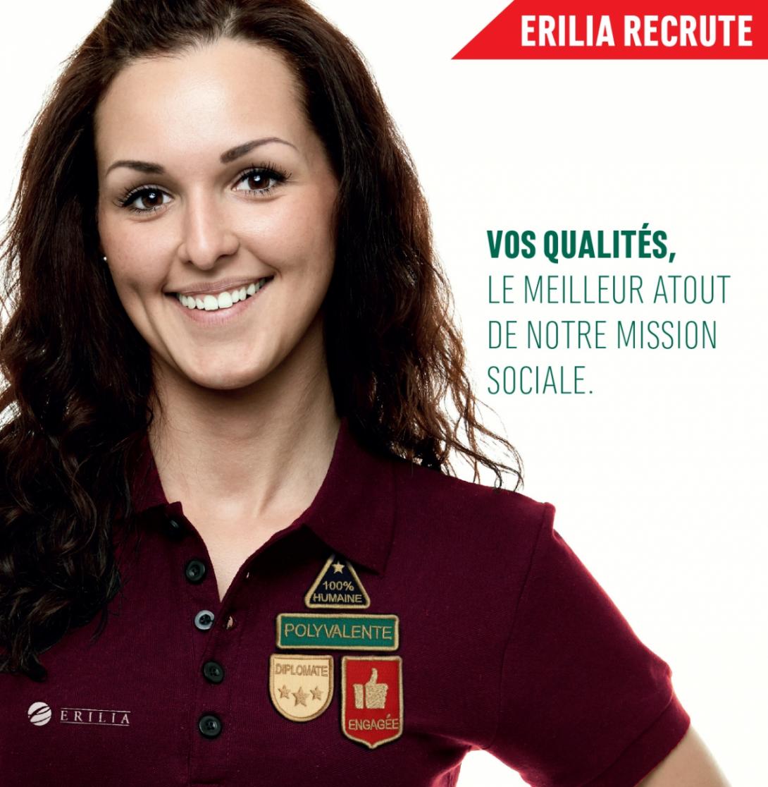 Portrait type d'une femme, gestionnaire d'immeubles chez Erilia, portant une chemise avec des écussons démontrant son engagement