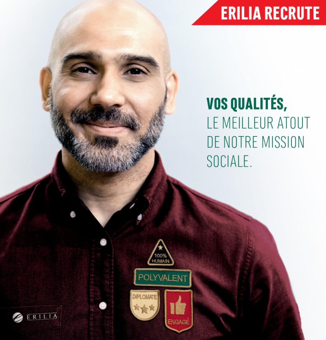 Portrait type d'un homme, gestionnaire d'immeubles chez Erilia, portant une chemise avec des écussons démontrant son engagement