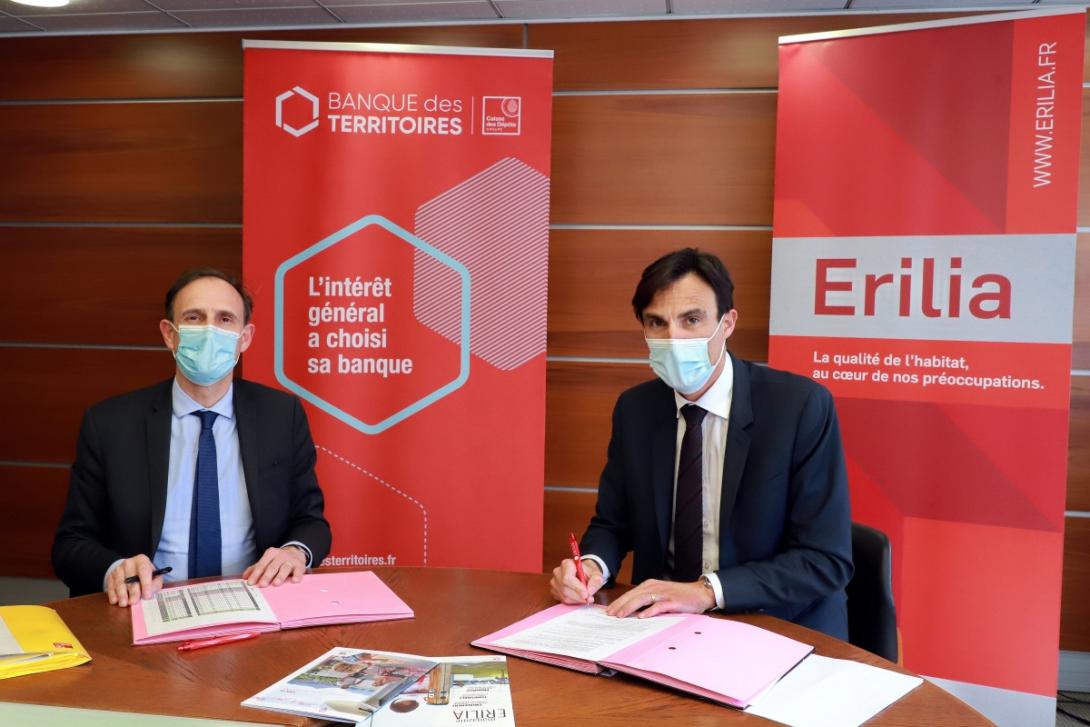 Frédéric Lavergne, Directeur Général d’Erilia et Olivier Sichel, Directeur de la Banque des Territoires, assis à une table prêts à signer la convention de prêts