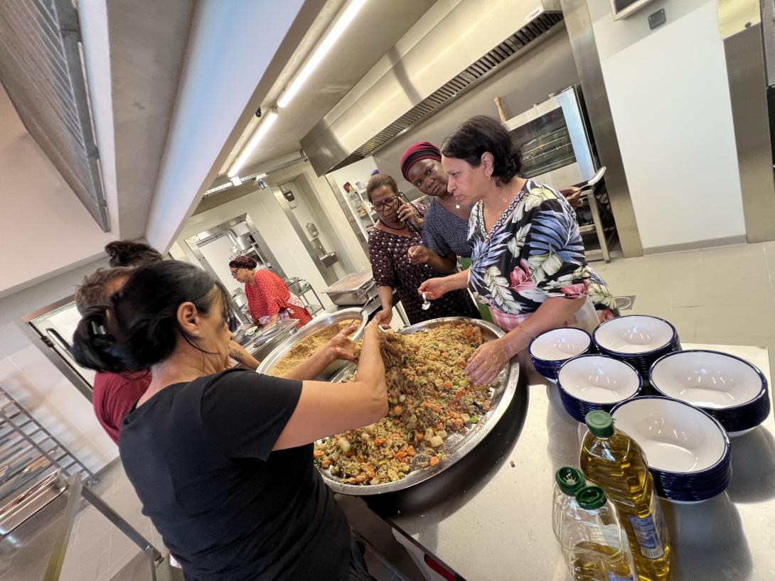 Femmes entrain de cuisiner du couscous