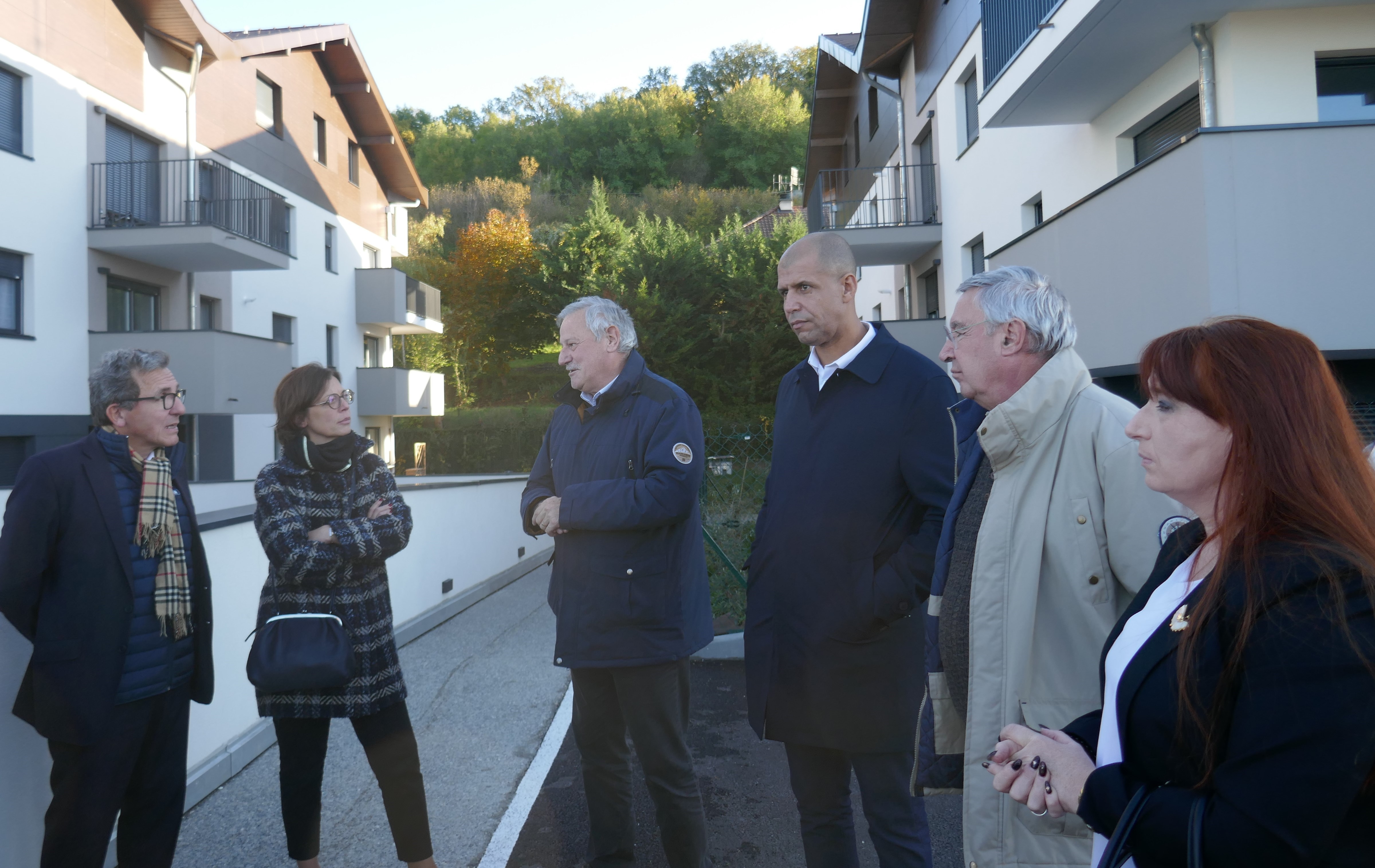 Photo d'élus et de représentants d'Erilia visitant la résidence