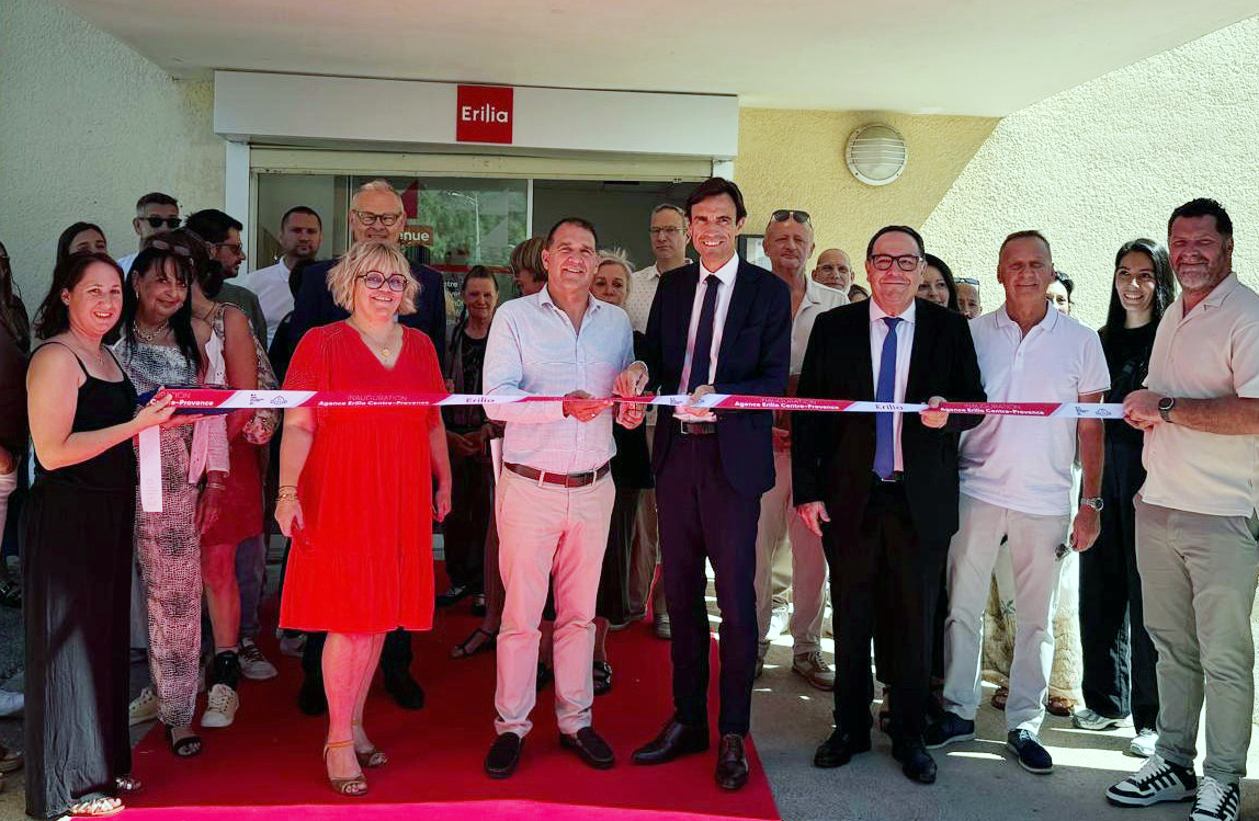 Coupé d eruban avec le DG d'Erilai et el e Maire de Gardanne et tous les invités