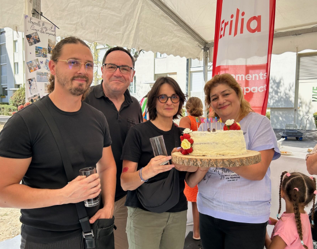 Femes et hommes qui tiennent un gâteau d'anniversaire