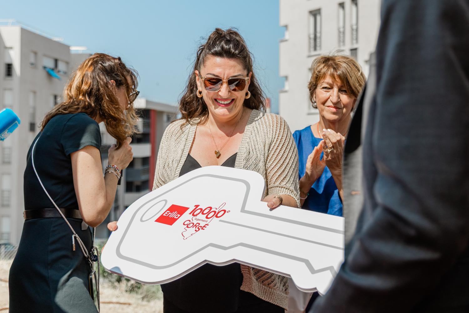 La 10000e locataire qui tient une clé géante dans les bras
