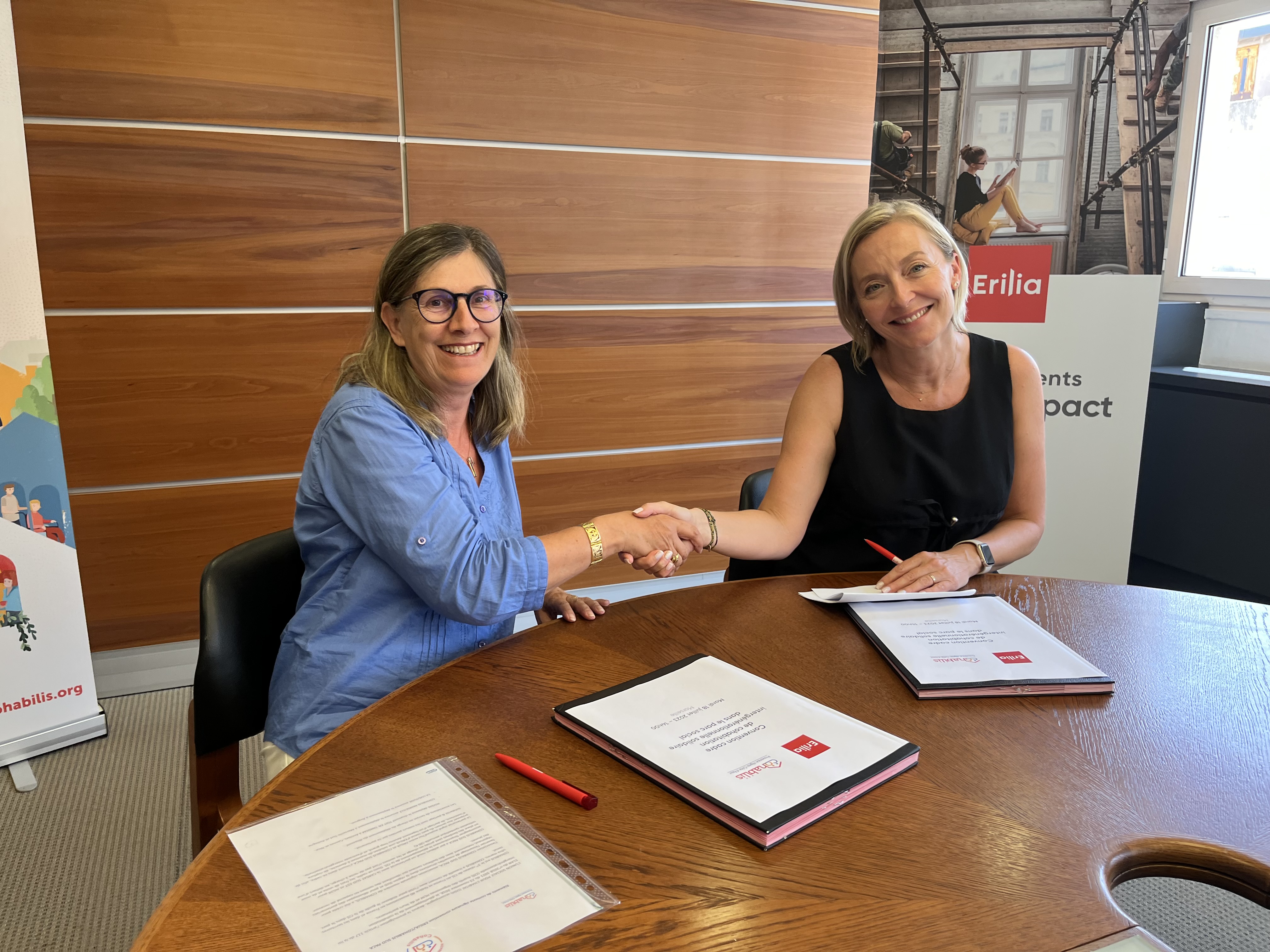 Sandra Orlando et Véronique Pater qui se serrent la main