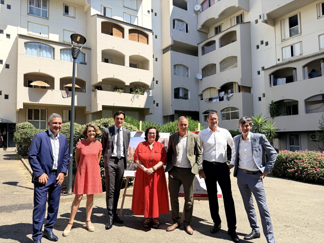 Photo des officiels devant la résidence à réhabiliter