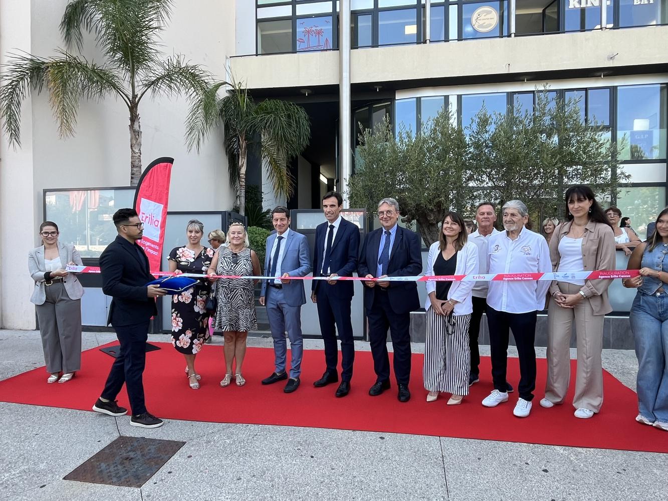 Femmes et hommes qui tiennent le ruban d'inauguration