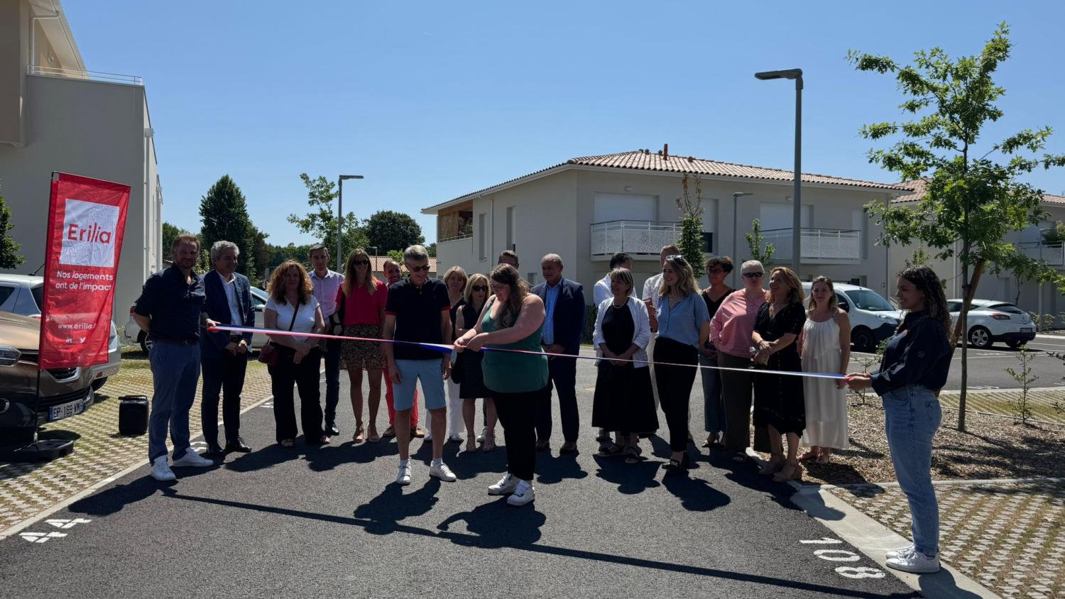 Locataires qui coupent un ruban inaugural