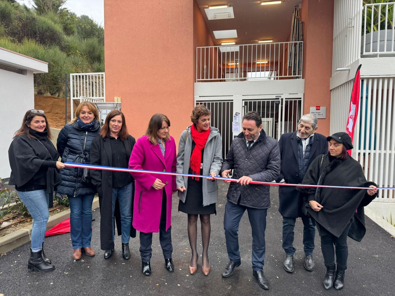 Couper de ruban par les élus et Erilia devant la résidence