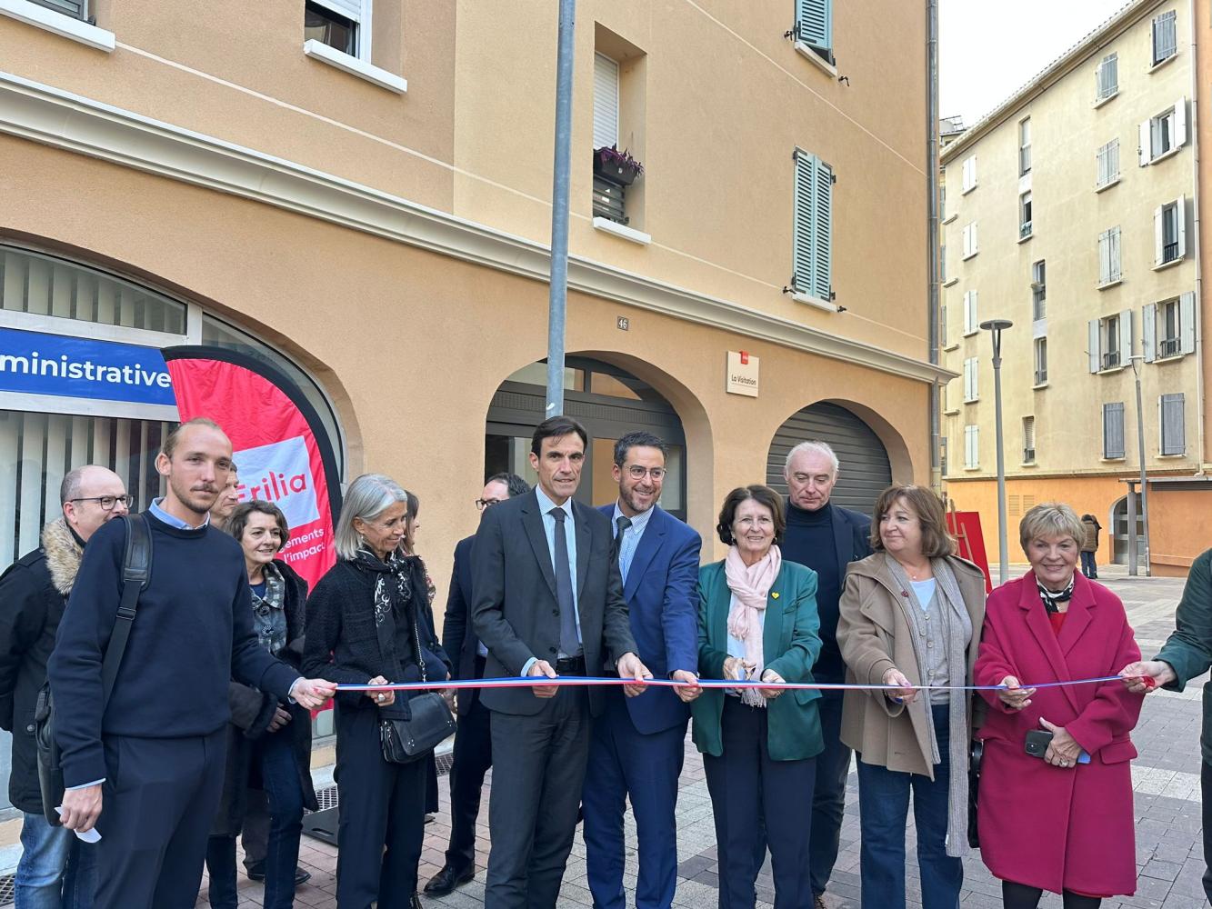 Couper de ruban avec les élus devant la résidence réhabilitée